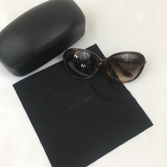 Auth Ferragamo Jackie O sunnies 😎 - Picture 2 of 8